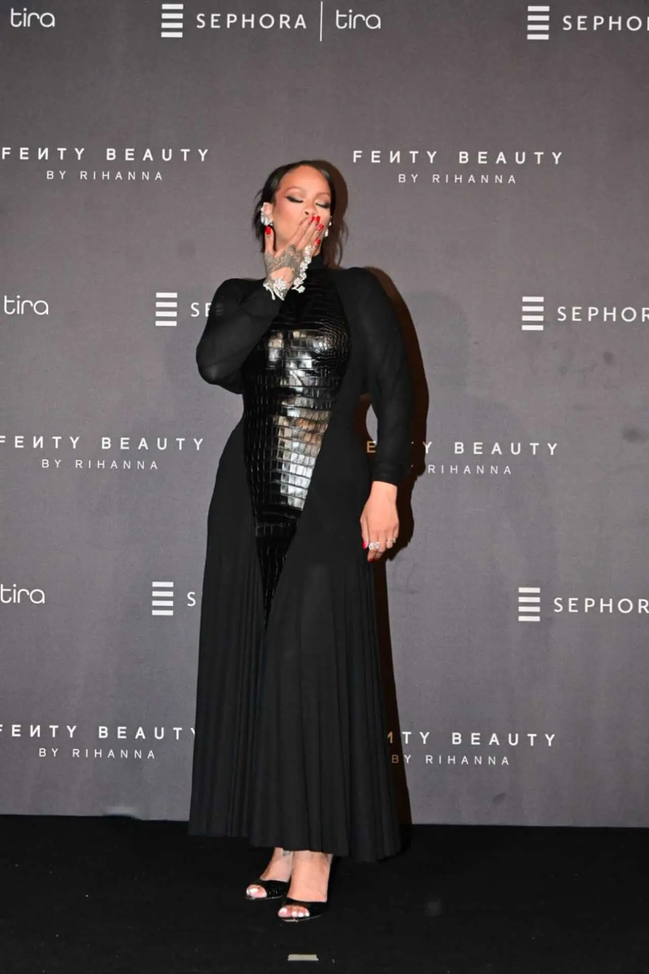 Rihanna was seen interacting with paps and even blew kisses at the cameras while posing on the red carpet.